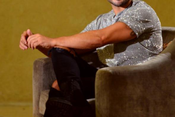 لويس فونسي صاحب اغنية  Despacito يلتقط صورة مع أهرامات الجيزة