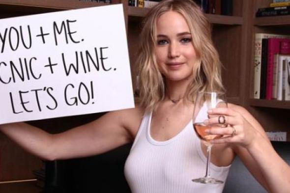 بالفيديو- جيينفر لورانس تدعوك للتنزه معها في عيد ميلادها على طريقة ممدوح فرج!