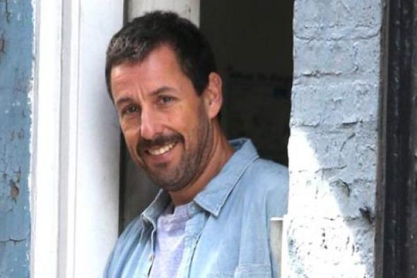 تعرف على حقيقة وفاة الممثل آدم ساندلر.. مشابهة مع حادثة أخرى