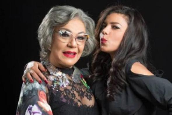 صورة- ناهد السباعي تنشر صورة مع شقيقتها ووالدتها في الطفولة .. هل تغير شكلها؟