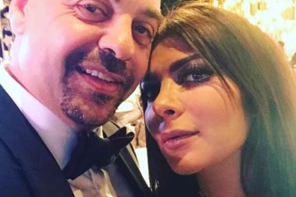 صورة- قُبلة أصالة لزوجها طارق العريان في العرض الخاص لفيلم "الخلية"