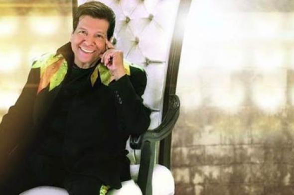 بالصور والفيديو- ملابسه ليست الوحيدة.. شعبان عبد الرحيم يزين سيارته بعلم مصر وقلوب