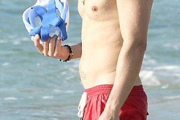 بالصور - كاتي بيري وأورلاندو بلوم سويا على الشاطئ رغم انفصالهما