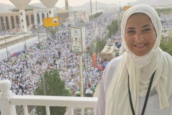 دنيا سمير غانم تلتقي في الحج بامرأة تبلغ 104 عام.. طلبت التقاط صورة معها