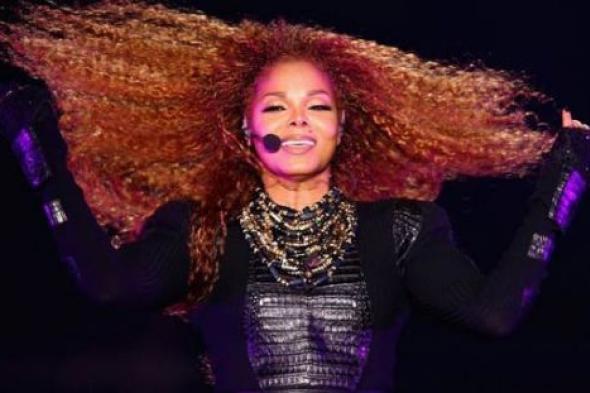 بالفيديو- إنهيار جانيت جاكسون بالبكاء على المسرح .. لهذا السبب