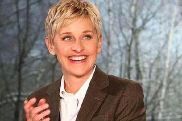 بالفيديو- إلين ديجينيريس تسخر من خاصية "بصمة الوجه" في هاتف "آيفون 10" وتخذل جمهورها