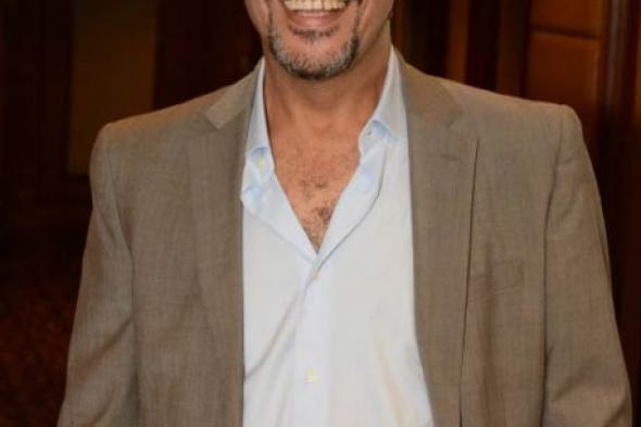 أشرف عبد الباقي يحمل صندوق الأمنيات في الملصق الثاني لـ "عائلة زيزو"