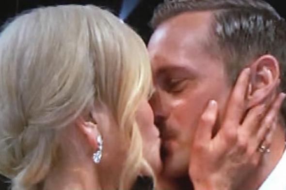 صورة -  قبلة من نيكول كيدمان لـ ألكسندر سكارسجارد بعد فوزه بجائزة  Emmy