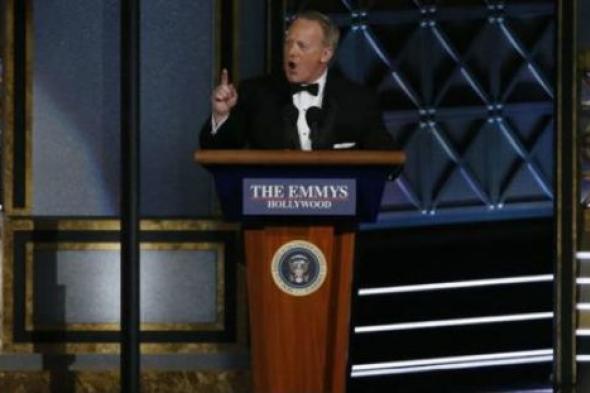 ردود أفعال مضحكة للنجمات في حفل Emmy بعد ظهور المتحدث باسم البيت الأبيض على المسرح