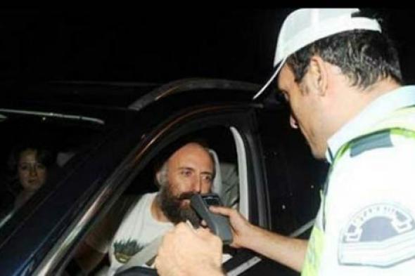 بالصور- الشرطة التركية توقف هاليت أرجنتش وبيرين سات لاختبار نسبة الكحول