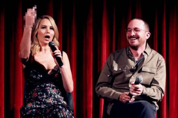 صورة - جينيفر لورانس ترد بإشارة بذيئة على منتقدي فيلمها !Mother