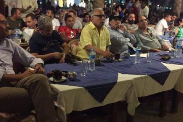 بالصور- هكذا يتابع النجوم في الجونة مباراة الأهلي والترجي التونسي