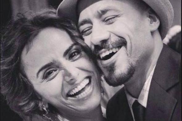 صورة- أحمد داود وزوجته بنفس ملابس أبنائهما في اليوم الدراسي الأول