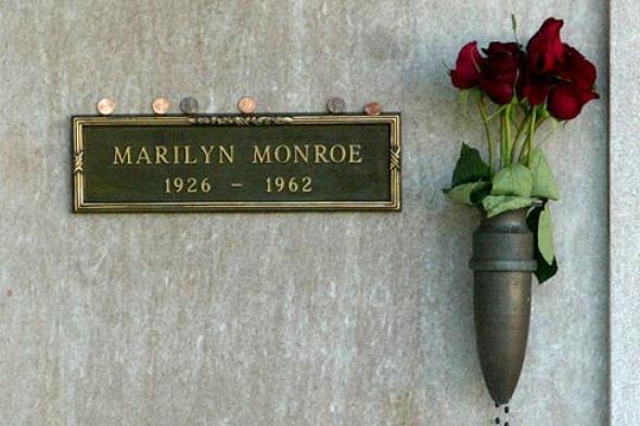 دفن جثمان هيو هيفنز مؤسس "بلاي بوي" بجوار مارلين مونرو.. حسب رغبته