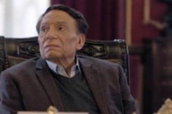 بالفيديو- اضحك مع عادل إمام وهو يُحرج كل هؤلاء المراسلين والإعلاميين