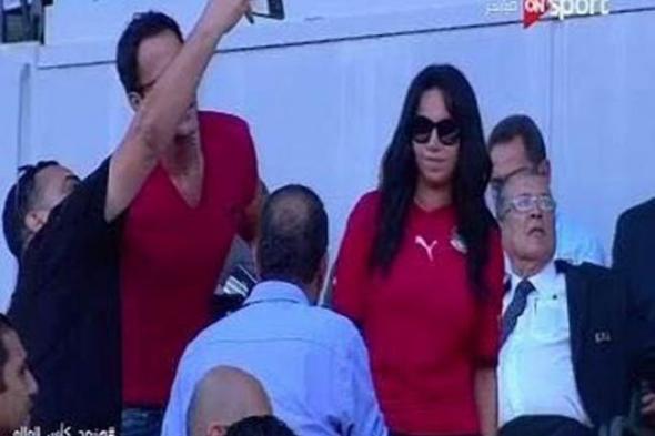 صورة - يوسف الشريف وزوجته يظهران فى مدرجات برج العرب على "ON Sport"