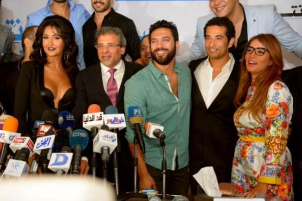 صورة- عمرو سعد برفقة زينة في كواليس فيلم "كارما"