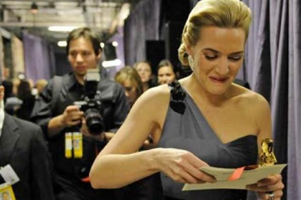 كيت وينسلت: تجاهلت هارفي وينستين لحظة فوزي بالأوسكار لهذا السبب