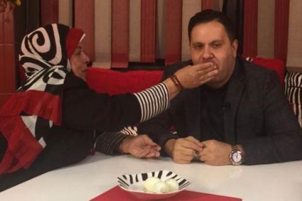 بالفيديو- أول ظهور لـ نفيسة بطلة مسرحية "المتزوجون" بعد اعتزالها.. هل تغير شكلها؟