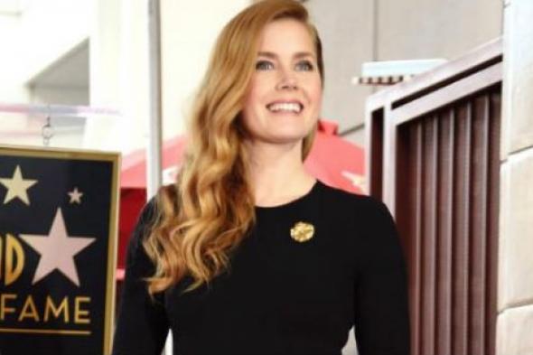 شاهد كيف تبدو إيمي أدامز في أول صورة سيلفي لها