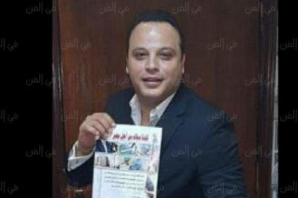 تامر عبد المنعم يوقع استمارة "معك من أجل مصر"