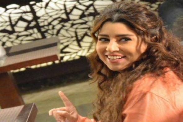 بالفيديو- أيتن عامر تغني "فاكرة" لنجاة