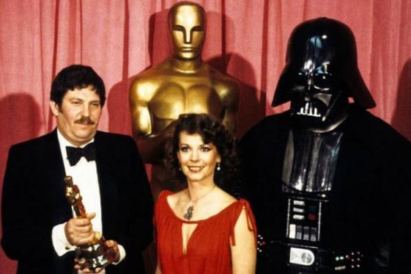 وفاة جون مولو مصمم أزياء سلسلة Star Wars عن عمر 89 عاما