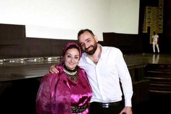 بالفيديو- انهيار عمرو سلامة من الضحك في كواليس "شيخ جاكسون" والسبب والدته!