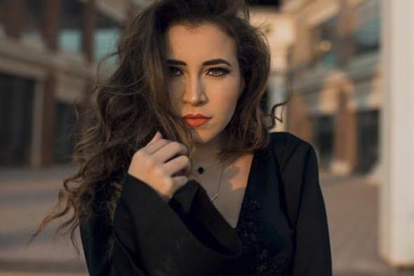 بالصور- سارة الشامي تتحول إلى الساحرة الشريرة "ملافسينت " في جلسة تصوير جديدة
