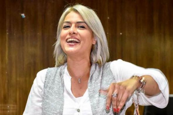 بالفيديو- سيمون تصعد المسرح برفقة "وسط البلد"