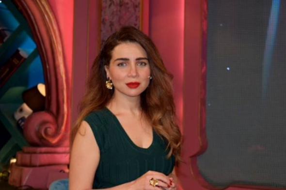 في صورة واحدة.. مي عز الدين تستعرض "وشومها"