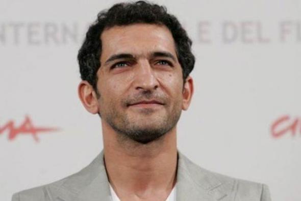 عمرو واكد يتصالح مع شاب جامعي بعد تحطيم سيارته