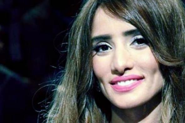 صورة- زينة في إجازة عائلية في باريس... هكذا أخفت وجه ابنيها