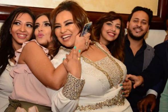 ويزو تكشف عن اسم مصمم فستان عقد قرانها