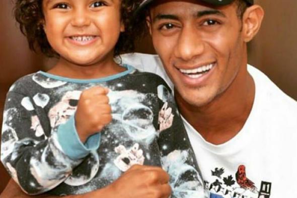 بالفيديو- محمد رمضان يؤدي التمرينات الرياضية بمساعدة ابنه علي