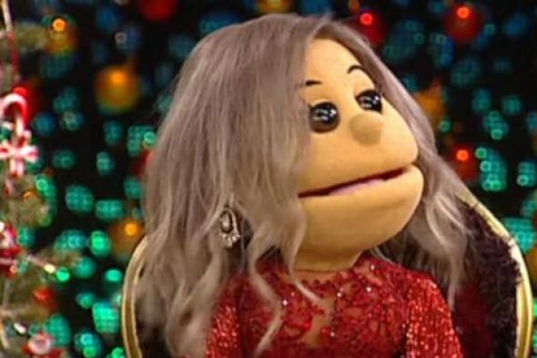 بالفيديو- أبلة فاهيتا تحقق أمنية طفلة بتوقيع مصفف الشعر منير