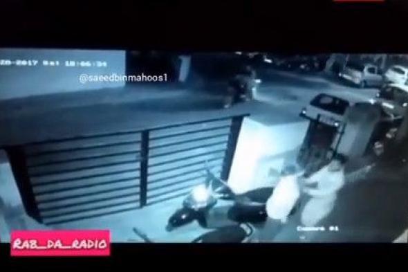 بالفيديو.. لحظة اعتداء مراهق على امرأة وسرقتها!