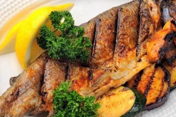 وجبة سمك تتسبب بمقتل شاب على يد زوج شقيقته!