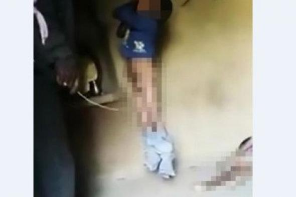 صور مروّعة: والد يجلد أطفاله بوحشية.. وهذه حجّته!