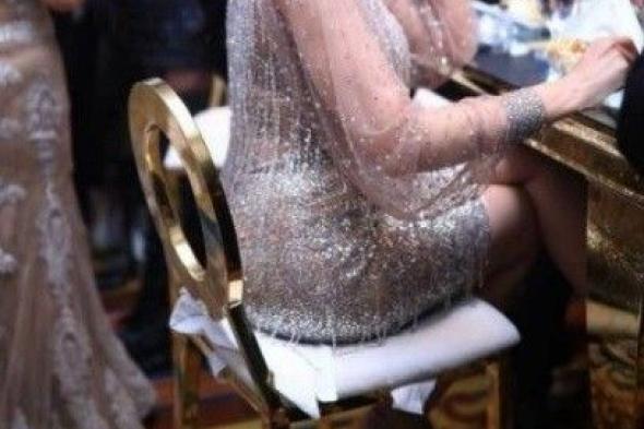 بالصور: فنانة ترتدي فستاناً مرصعاً بالألماس.. هذا ثمنه