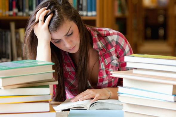 هكذا تخفف عن طفلك توتر الامتحانات.. والنوم مفيد لهذا السبب!