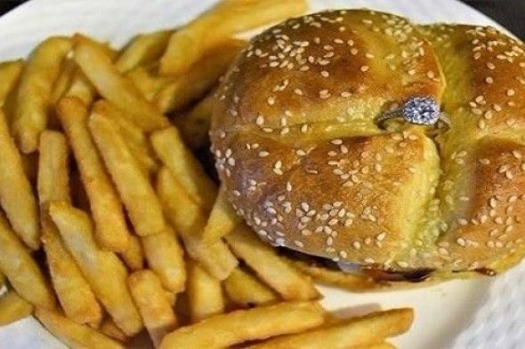 مطعم يقدم شطائر بخواتم ماسية لزبائنه في عيد الفالنتاين