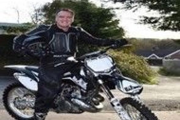 بالفيديو.. يتحدى شيخوخته بالقفز بدراجته فوق 20 حافلة