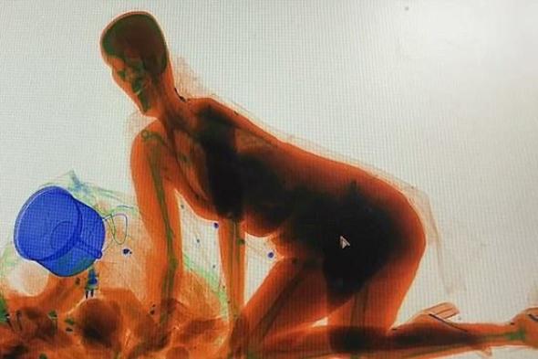 بالفيديو: خوفاً من سرقة حقيبتها.. لن تصدّقوا ماذا فعلت مسافرة صينية بالمطار!
