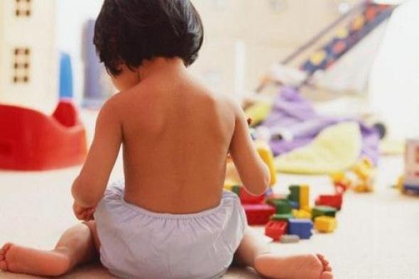 وضعيّة W مضرّة.. احذروا جلوس أطفالكم هكذا أمام التلفاز