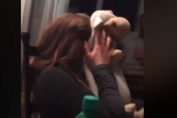 بالفيديو: رجلٌ ينفّذ مقالب بزوجته.. هذا ما يفعله!