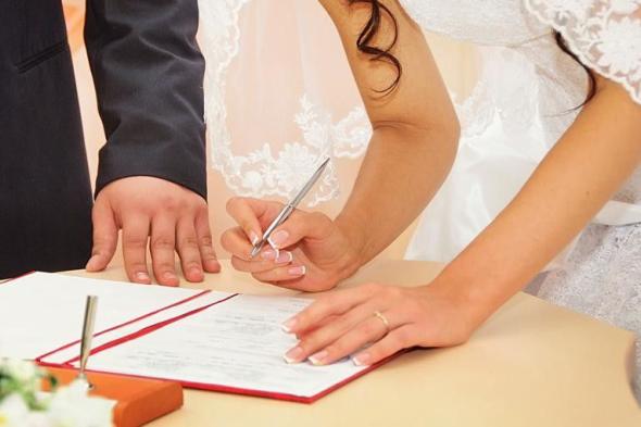 قصة أغرب من الخيال: انتحلت "صفة رجل".. وتزوجت امرأتين