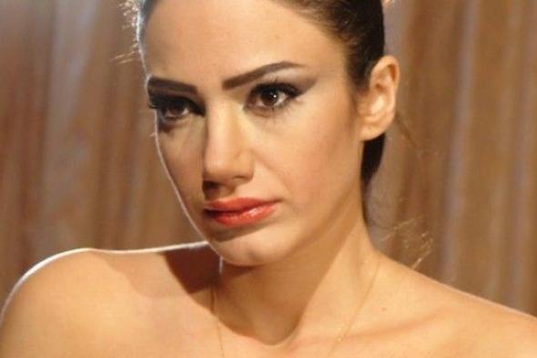 ركع على ركبتيه وطلب يدها للزواج.. هذا هو حبيب لورا خباز!