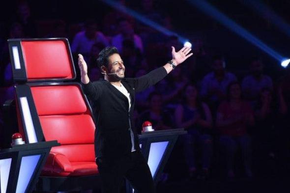 طريقة جديدة لحماقي في The Voice.. شاهدوا كيف قدّم لها "خاتم زواج" لتنضم لفريقه