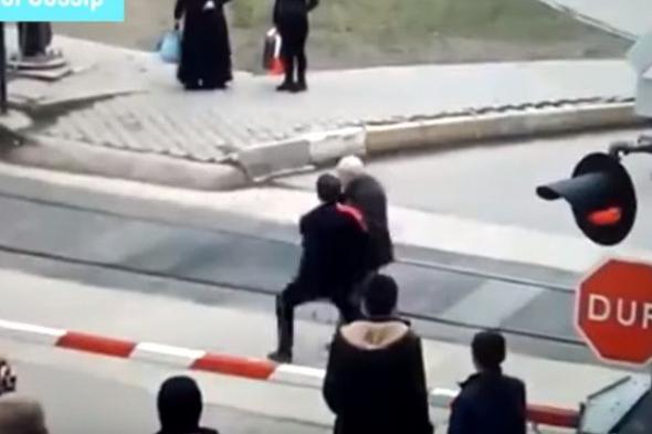 فيديو يحبس الأنفاس.. أنقذه في اللّحظة الأخيرة من القطار!